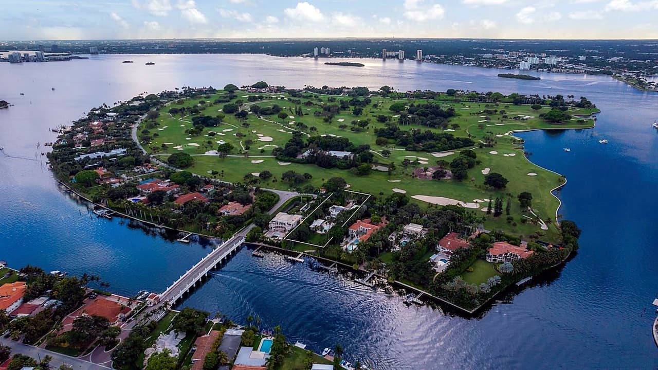 Según lo dado a conocer por los Pandora Papers, 
<a href="https://elpais.com/pandora-papers/2021-10-03/el-entramado-millonario-de-julio-iglesias-de-islas-virgenes-al-bunker-de-los-ricos.html" target="_blank">tiene 5 propiedades en Indian Creek Island</a>, una isla privada en Miami apodada como el búnker de los multimillonarios. Apenas en el 2020, Ivanka Trump le compró una residencia en dicho lugar.