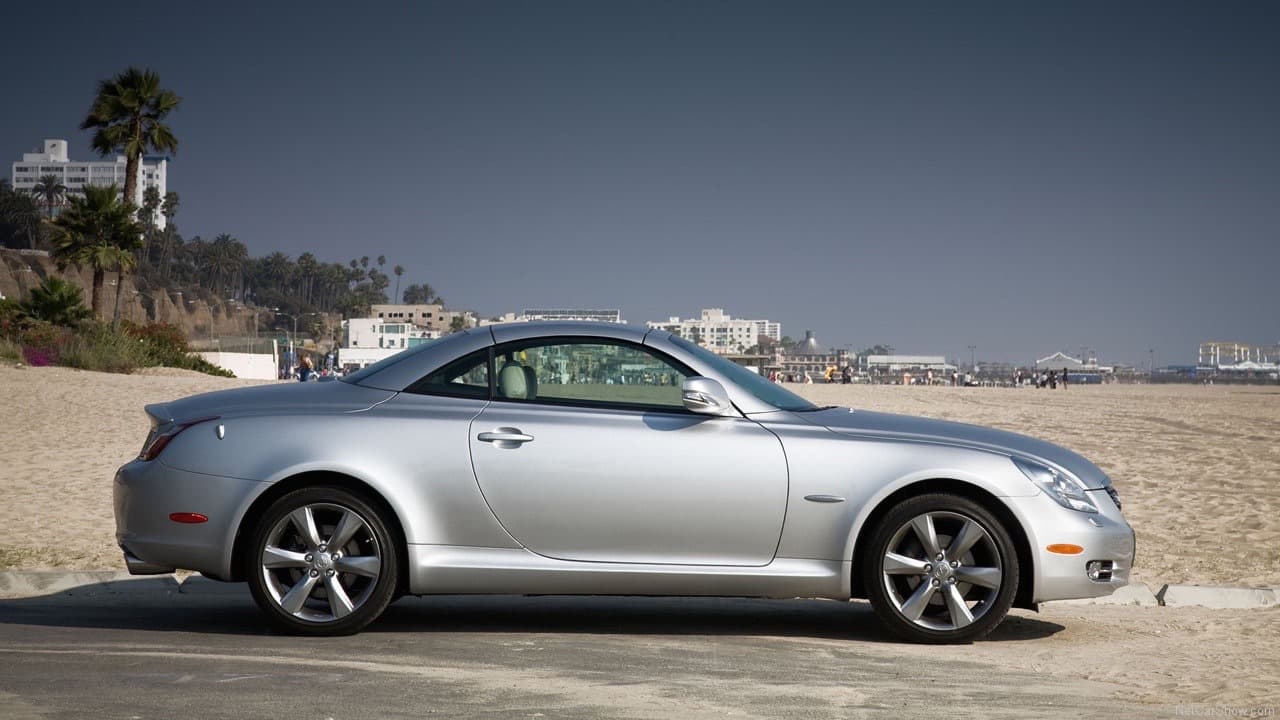 <h3 class="cms-h3-H3"><b>10. Lexus SC 430 2001-2010.</b></h3>
<br>
<br>En su segunda generación presentada al inicio de 2001 el SC pasó de ser un interesante coupé de cuatro puestos a convertirse en este roadster de techo retraible, del que lo mejor que se puede decir es que es un interesante homenaje la barra de jabón usada. Ni su alto componente de lujo, ni su excelente calidad de producción pueden superar el desastroso diseño y las erradas proporciones del único roadster que Lexus ha traído a nuestras costas. El SC 430 tiene la distinción de ser el último vehículo importado a Estados Unidos con un toca cassettes en su tablero. En 2012 
<a href="http://topgear.wikia.com/wiki/Top_Gear:_The_Worst_Car_in_the_History_of_the_World" target="_blank">Top Gear</a> declaró al Lexus SC 430 como el peor carro de la historia del mundo.