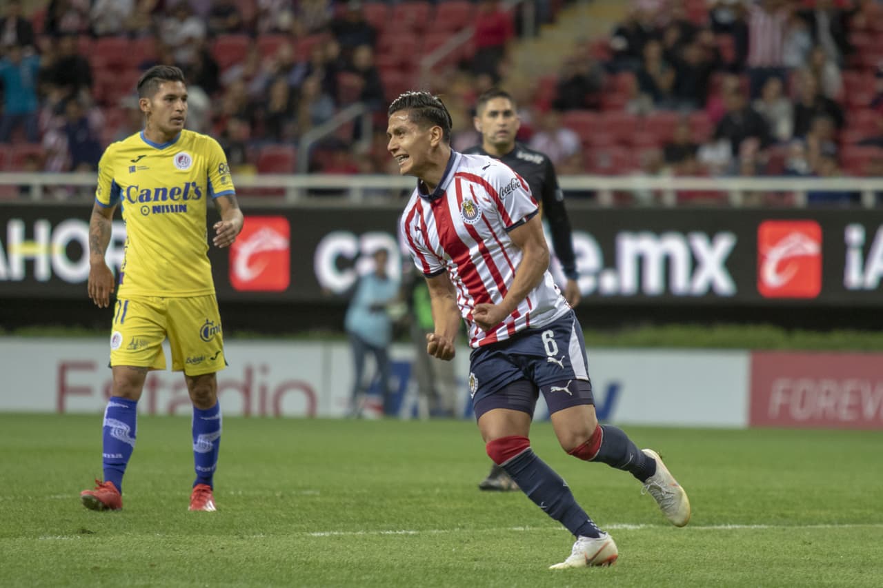 Aprovechando el hombre de más, Dieter Villalpando le dio vuelta al parido en favor de Chivas al minuto 76.