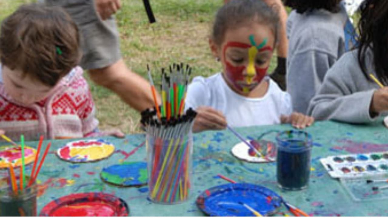 <b>4.</b> 
<b>Actividades para los niños y la familia.</b>
<br>
<br>La dirección de Parques de Nueva York ofrece una serie de 
<b>eventos gratuitos durante todo el día donde la familia puede disfrutar de deportes, juegos de mesa, baile y otras actividades, <a href="https://www.nycgovparks.org/events/kids/f2024-08-30/t2024-09-02/free" target="_blank">revisa el más cercano a ti en este enlace</a>.</b>
<br>