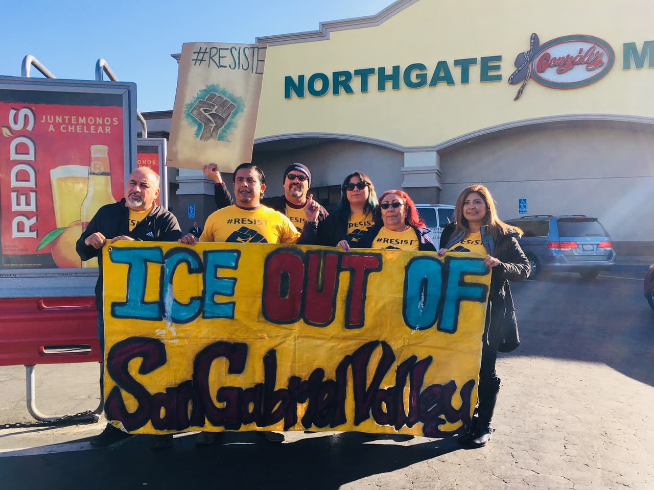 Esperando la inspección de ICE en un supermercado hispano de Los Ángeles