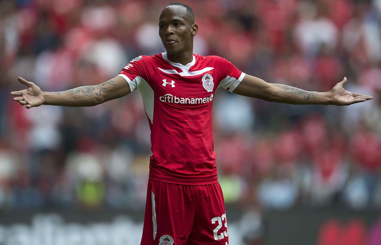 El delantero colombiano Luis Quiñones reclamó una supuesta falta al árbitro para Toluca.