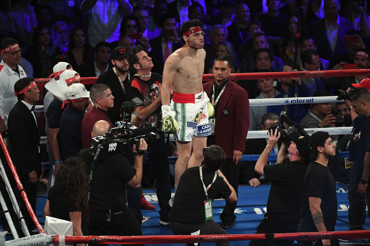 Te acercamos a los golpes que se dieron Saúl 'Canelo' Álvarez en contra de Julio César Chávez Jr., imágenes que te harán sentir en el ring.