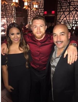 Mayeli comenzó a trabajar al lado de su esposo manejando sus cuentas en redes sociales y ayudándole a vender algunas fechas.