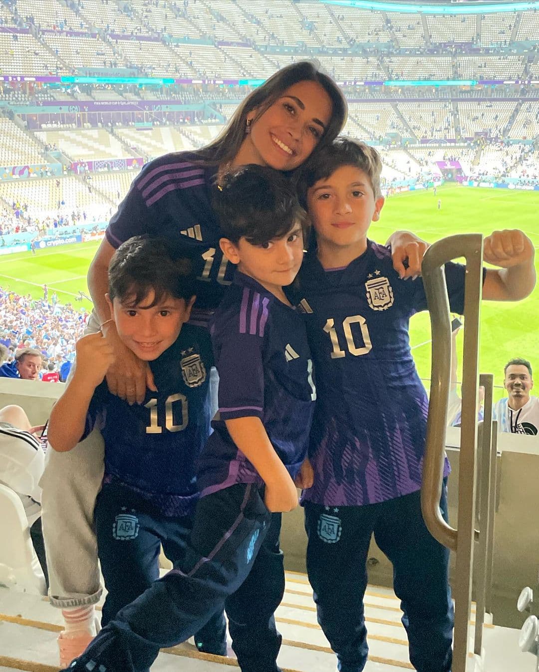 Antonela Roccuzzo compartió algunas imágenes inéditas junto a Messi y el trofeo de la Copa del Mundo.