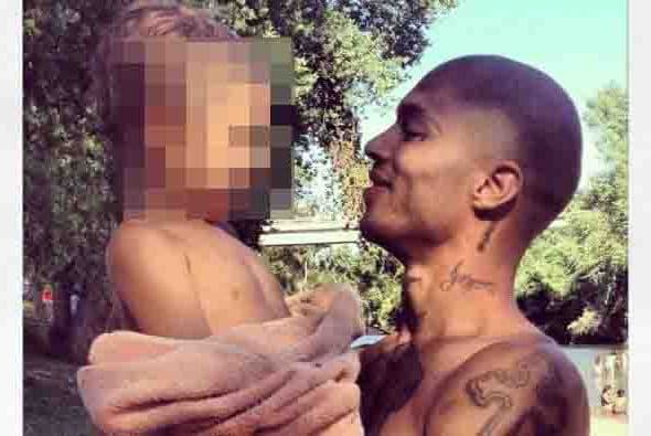 Incluso Jeremy Meeks ya tiene un perfil en Facebook, creado por sus seguidoras. Esta foto, de la red social, muestra a Jeremy con su supuesto hijo.
