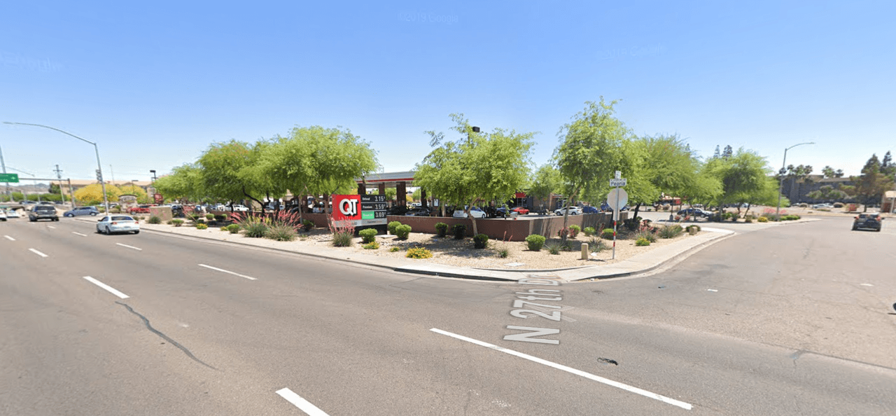 Los hechos ocurrieron el domingo 16 de febrero del 2020, alrededor de las 10:24 PM en la gasolinera Quik Trip cerca del 2700 W. Peoria Avenue. El sospechoso es descrito como un hombre anglosajón, entre los 30 a 35 años y tiene cabello y barba roja.
<br>