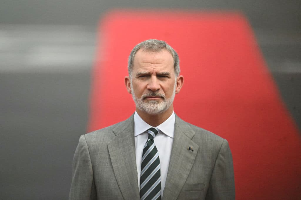 El rey Felipe VI de España es recibido por la ministra de Asuntos Exteriores de El Salvador, Alexandra Hill en el aeropuerto internacional de San Salvador el 31 de mayo de 2024, para asistir a la toma de posesión del presidente Nayib Bukele.
