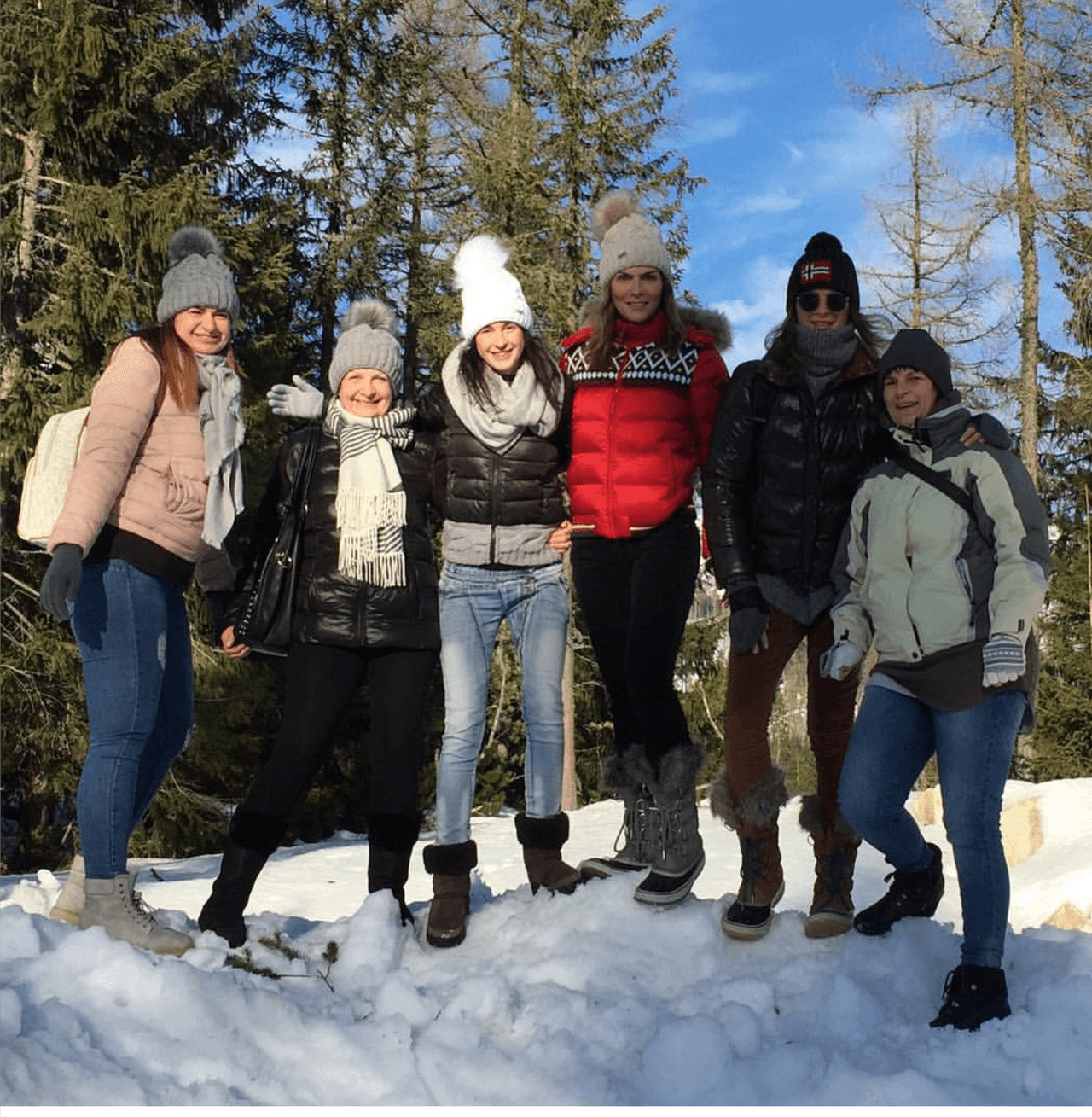 Con una gran sonrisa es como se muestra Montserrat al compartir estas fechas con la familia de su novia. Oliver y Kosikova llevan poco más de 2 años de relación amorosa, la cual han mantenido con un bajo perfil.