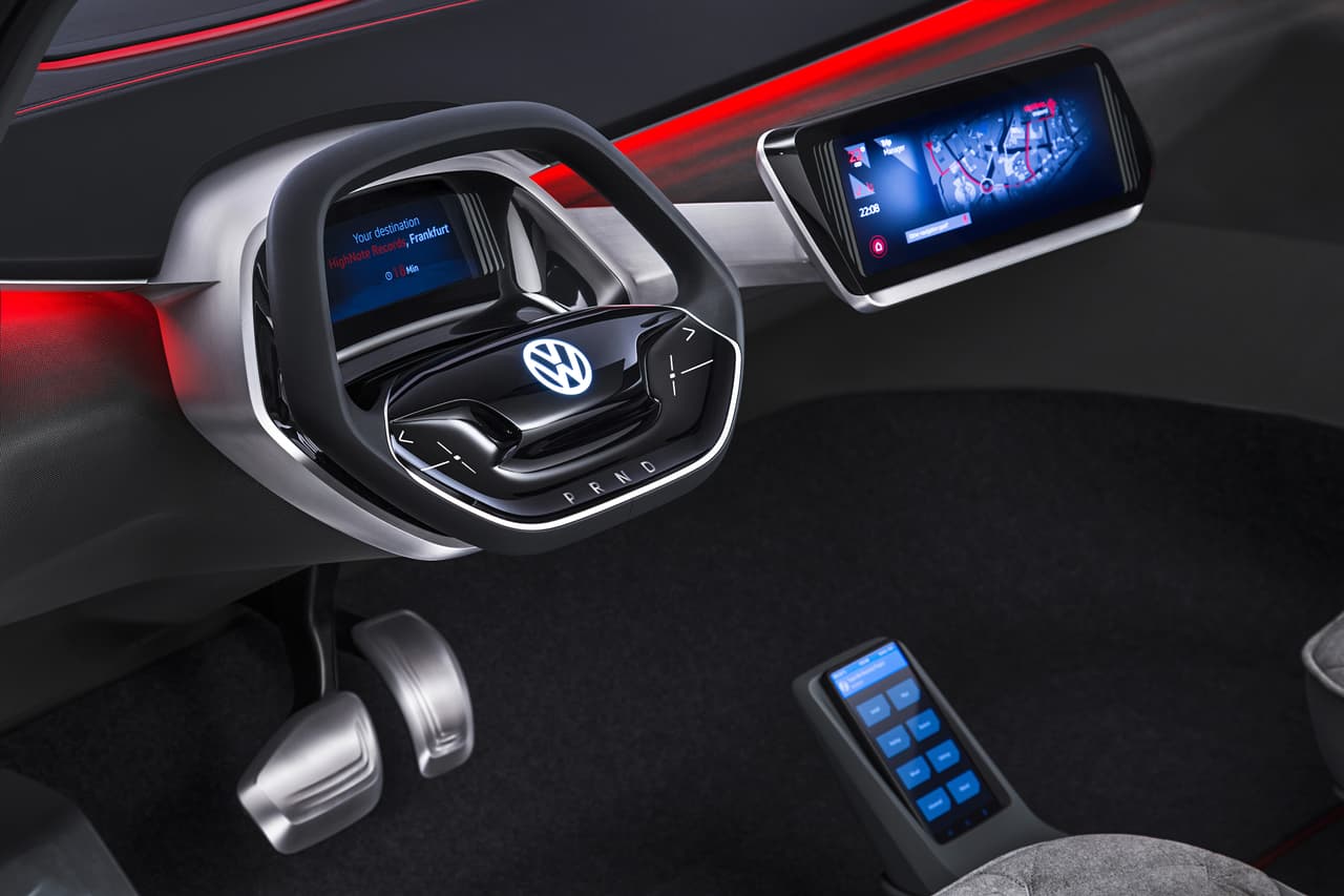 <b>Volkswagen I.D. Crozz Concepto</b>
<br>El modo I.D. Pilot también se puede activar mediante control de voz. Emplea cuatro escáner laser ubicados en el toldo, sensores ultrasónicos y de radar, cámaras de vista lateral y una cámara frontal.