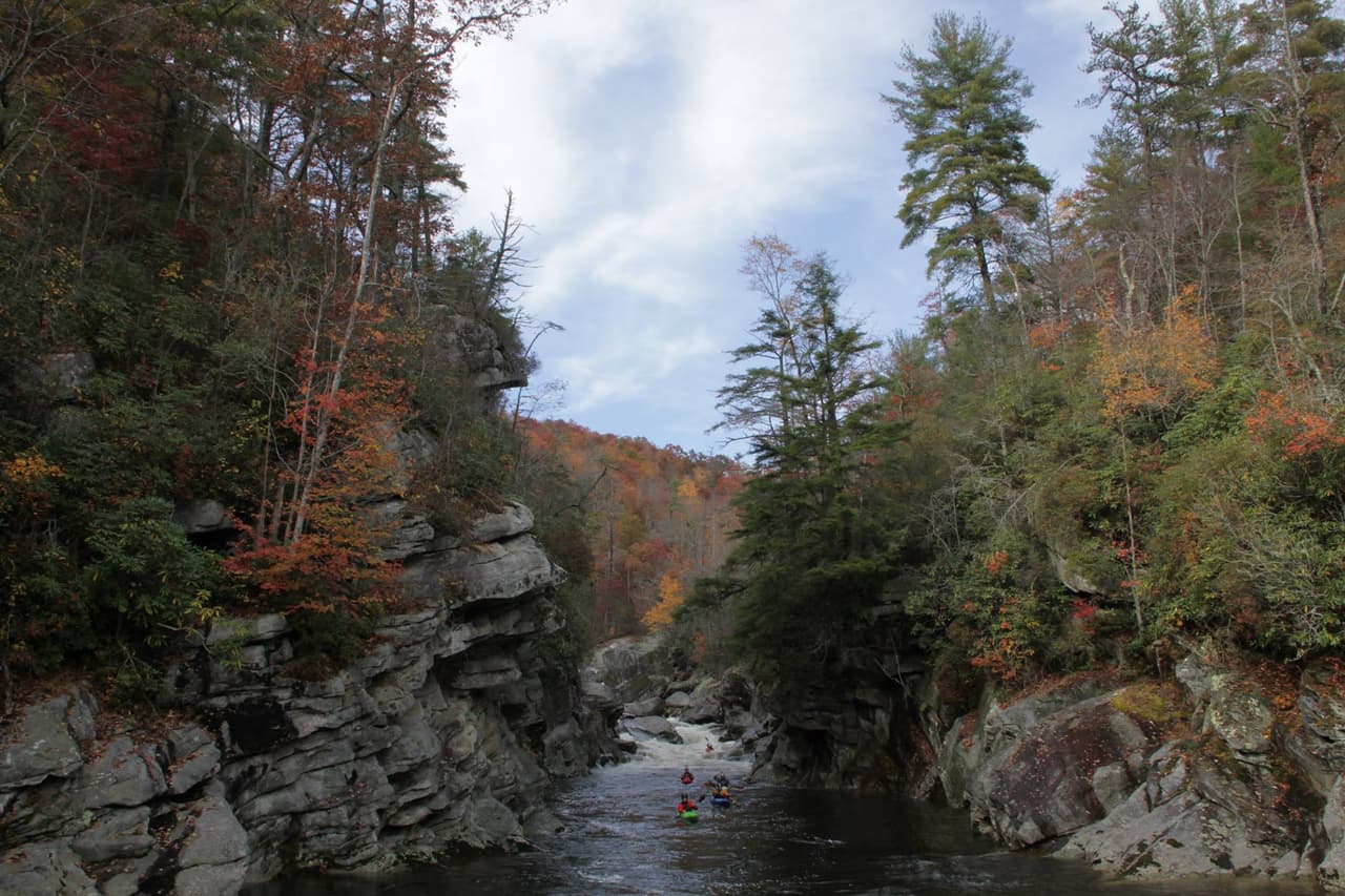 <b>Linville Gorge</b>. Si estás buscando una aventura de mochilero en la naturaleza, Linville Gorge es una buena opción. Ubicado en el Bosque Nacional Pisgah de Carolina del Norte, este enorme desfiladero tiene una profundidad de unos 2,000 pies y una extensión de 12 millas. Allí los visitantes pueden observar formaciones rocosas, paredes de cañones y las cascadas Linville. Además, hay sitios para acampar en los senderos cerca de las cumbres.