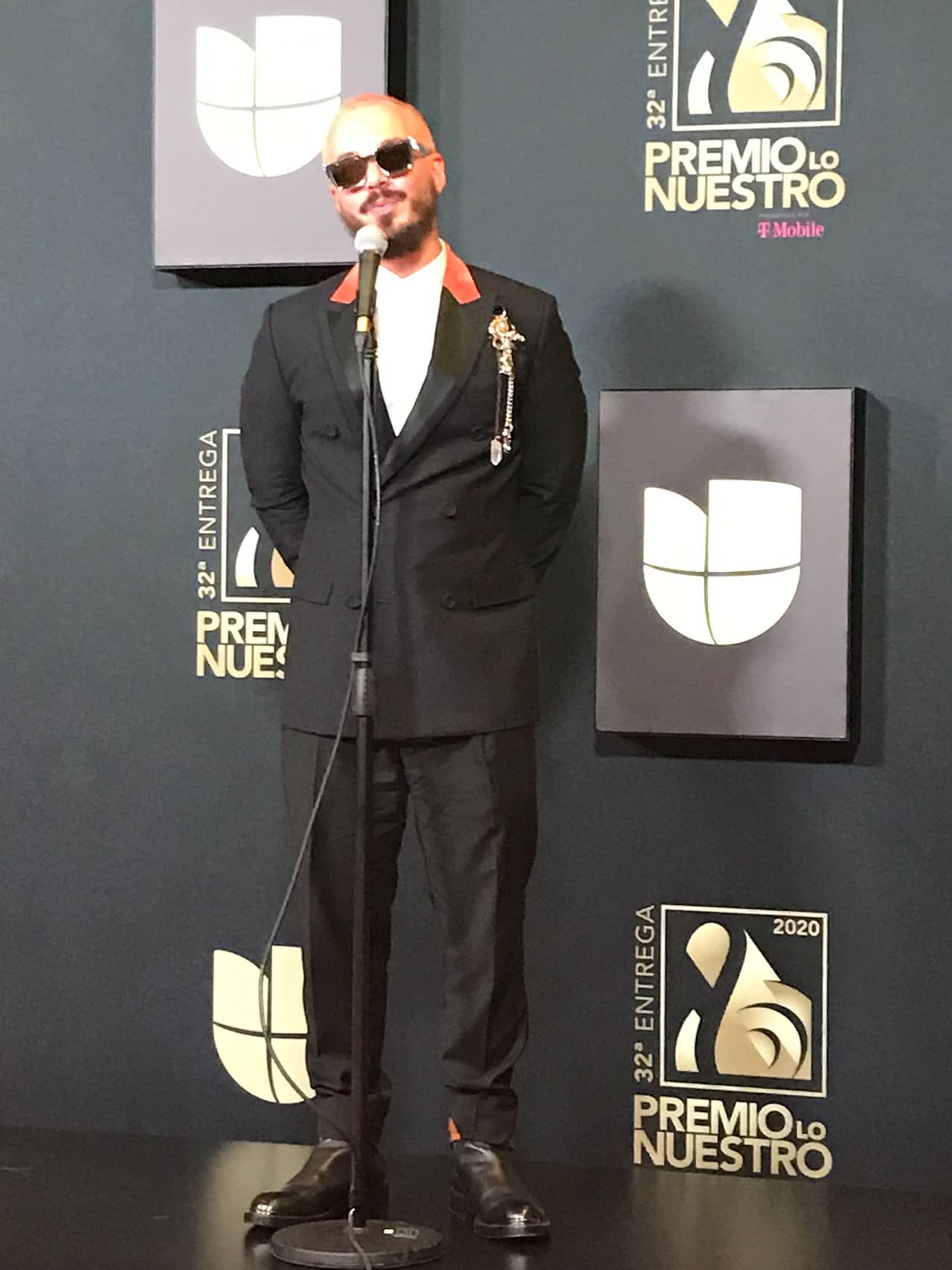 Para J Balvin, recibir el Premio Icono Mundial de manos de Daddy Yankee fue muy emotivo. “Fue un sueño hecho realidad, el hecho que uno de mis ídolos me lo entregue
<b>es algo que jamás olvidaré</b>".
<br>
