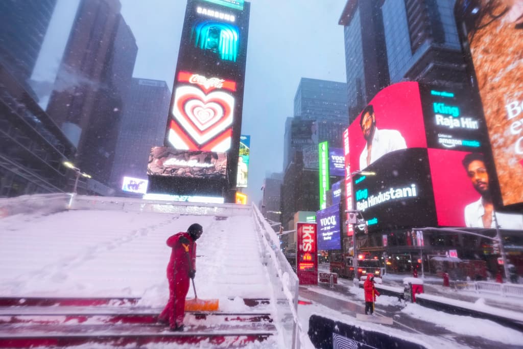 Para los trabajadores que limpian la nieve, mantener libres de peligro las 
<b><a href="https://www.univision.com/shows/el-gordo-y-la-flaca/la-plaza-de-times-square-se-reinventa-con-grandes-eventos-al-aire-libre-para-atraer-a-los-turistas-video" target="_blank">icónicas escaleras rojas de Times Square</a> </b>se convirtió en un reto, desde bien temprano. Aunque se le pidió a las personas que no salieran a menos de que fuera una emergencia, siempre hubo quienes aún bajo la nevada salieron a exponerse.