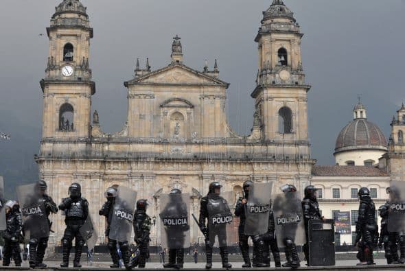 "La posibilidad de construir una paz pasa por discutir el modelo de país con el resto de los colombianos, no puede haber paz si Colombia sigue siendo el país más desigual del mundo", argumentó.