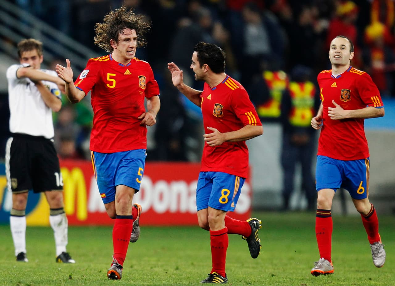 La conexión entre Puyol y Xavi Hernández, dos capitanes históricos tanto de España como del Barcelona, iba más allá. Otro dato curioso es que ambos debutaron con la selección absoluta de España en el mismo partido aquel 15 de noviembre del 2000 en cotejo de carácter amistoso ante Países Bajos.