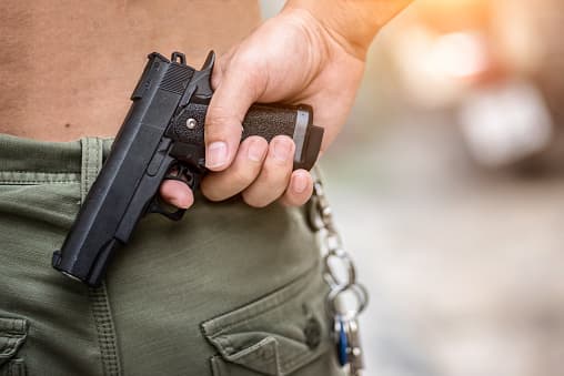 <b>Orden número 2: </b> Dentro de los treinta días de esta orden, el Departamento de Seguridad Pública desarrollará una guía clara, basada en el estándar legal apropiado, para cuándo y cómo las agencias de aplicación de la ley de Texas deben presentar informes de actividad sospechosa.