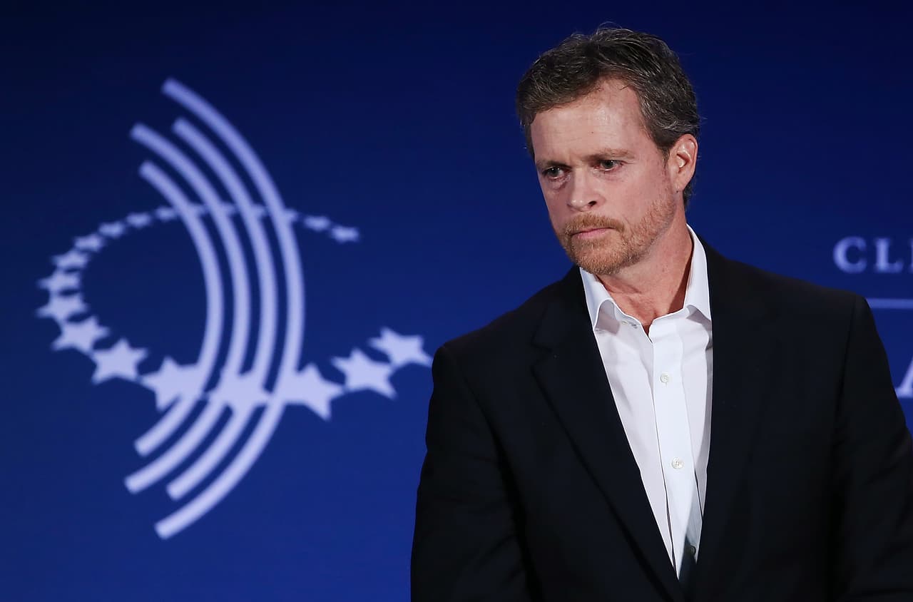 <b>10. Mark Parker (Nike).</b> 
<b>Salario y compensación anual (2016): $47,615,302</b>
<br>Es estadounidense, y tiene 60 años. Es el CEO del gigante de indumentaria deportiva esde enero de 2006. En junio de 2016 se convirtió en presidente también. Nike Inc incluye Converse, Cole Haan, Exeter Brands y Hurley International entre otras marcas. Tiene casi tres décadas en Nike.