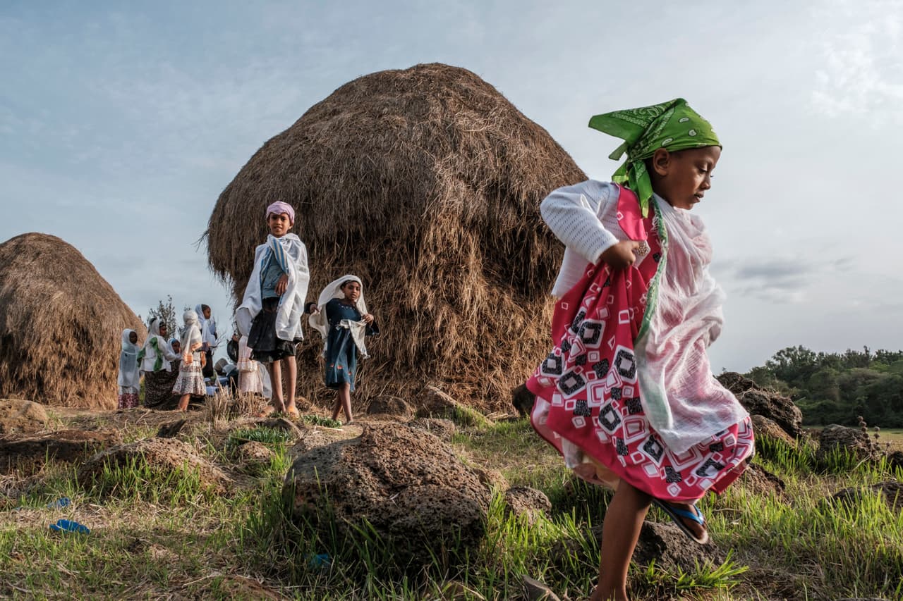 <b>Etiopía</b>
<br>
<br>Refugiados aceptados por Estados Unidos desde 2016: 
<b> 2,651</b>
<br>
<br>2016: 1,131 refugiados aceptados.
<br>
<br>2017: 766 refugiados aceptados.
<br>
<br>2018: 376 refugiados aceptados.
<br>
<br>2019: 247 refugiados aceptados.
<br>
<br>2020: 116 refugiados aceptados.
<br>
<br>2021 (hasta el 30 de abril): 15 refugiados aceptados.
<br>
<br>La 
<a href="https://theglobalobservatory.org/2020/12/rising-numbers-flee-ethiopia-as-internal-conflict-persists/"><u>violencia política en este país ha provocado la huida de decenas de miles de sus ciudadanos</u></a>, en especial a su vecina Sudán. Además, la población sufre pobreza, desempleo, persecución religiosa, 
<a href="https://www.univision.com/noticias/mundo/esclavitud-sexual-violada-soldados-clavos-piedras-vagina-etiopia"><u>esclavitud sexual y violaciones de los derechos humanos</u></a>. Hay grupos particularmente altos de etíopes en California, Virginia, Maryland, Minnesota, Texas y Washington DC.