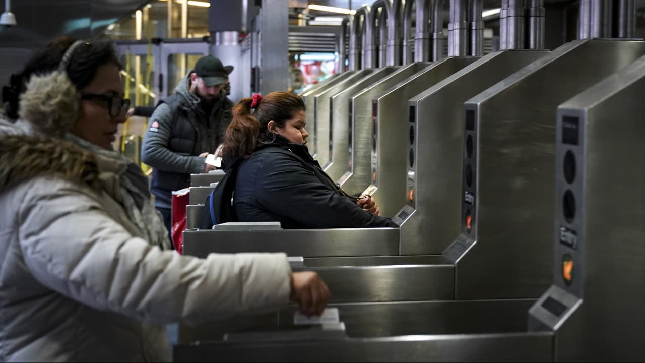 Pasajeros del subway toman precauciones frente a primer caso de coronavirus en NYC