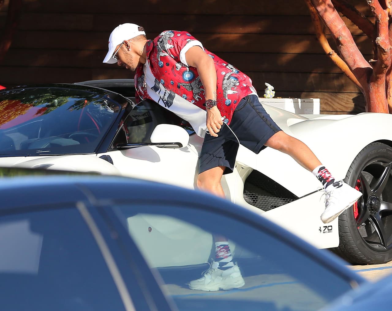 Después de una entrevista concedida por el piloto de Fórmula Uno a un diario británico, ahora sabemos que cuando el piloto decide dejar de manejar su auto en turno, llama a una grúa para que lo recoja y lleve a guardar a casa, como una forma de reducir el millaje en cada uno de sus exclusivos coches.