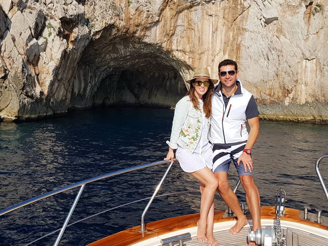 No pudieron dejar de visitar la tan famosa 'Gruta del amor', en la cual reafirmaron su matrimonio tomándose esta romántica fotografía.