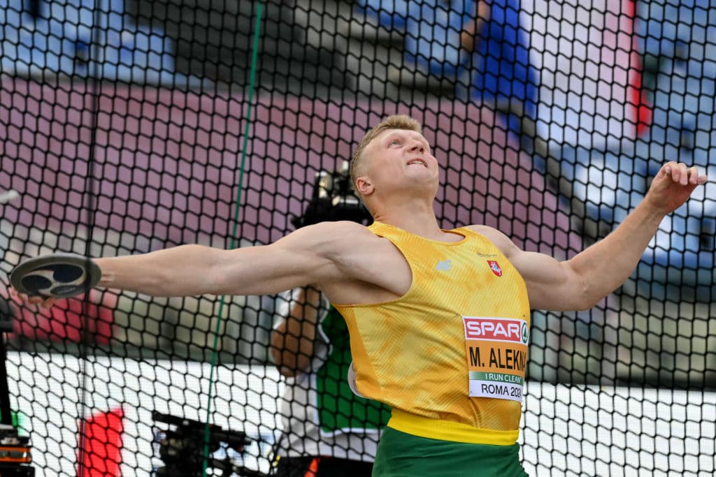 ¡Increíble! Atleta arrebata récord a su padre... y lo pierde minutos después