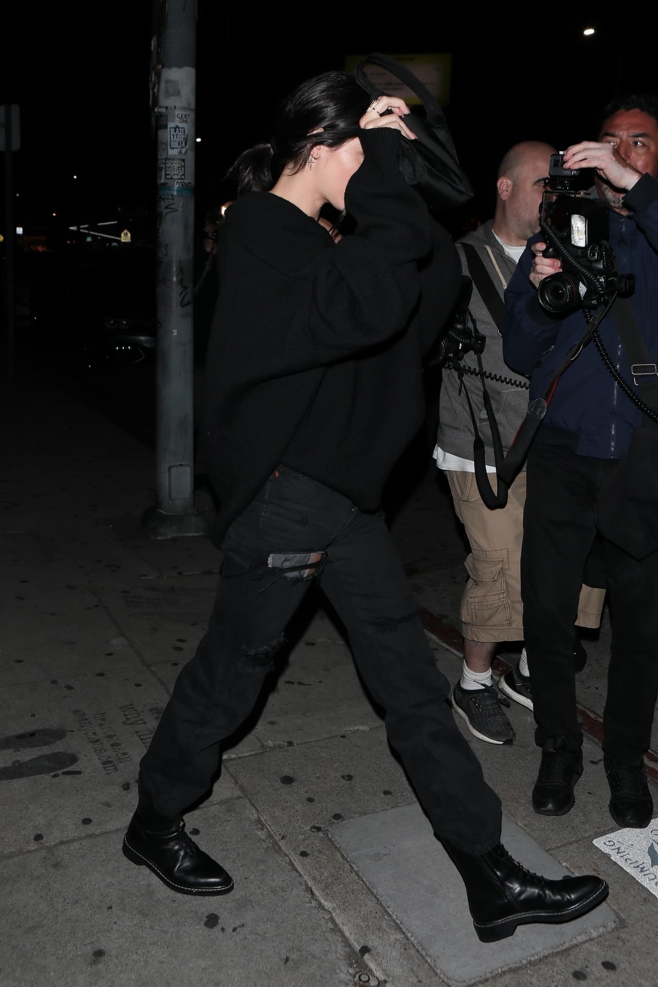 Por más que intente huir de los escándalos amorosos que nutren al 
<b>clan Kardashian-Jenner</b>, la supermodelo 
<b>Kendall Jenner</b> anda metida en tremendo embrollo después de que se conociera su 
<b><a href="https://www.univision.com/entretenimiento/kendall-jenner-estrena-romance-con-un-atleta-y-no-te-imaginas-de-quien-se-trata">supuesta nueva relación</a></b>.