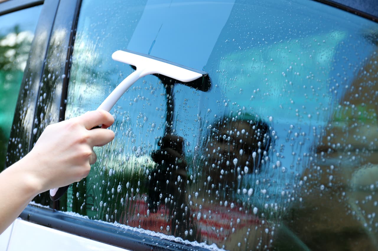 <b>Bajar las ventanas antes de que se sequen.</b> Puede tomar hasta un par de horas para que un carro quede seco por completo. Sin embargo, la mayoría de las personas bajan las ventanas antes de tiempo, lo que provoca marcas de agua en el exterior. Se dice que la paciencia es una virtud y paga.