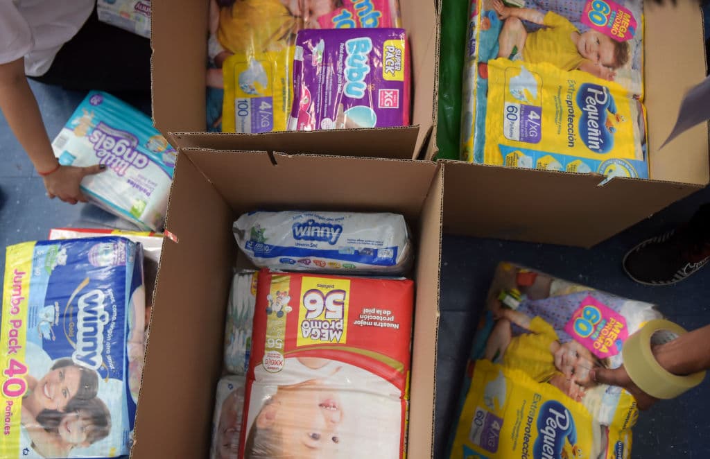 Organización reparte pañales entre familias necesitadas del Valle Central