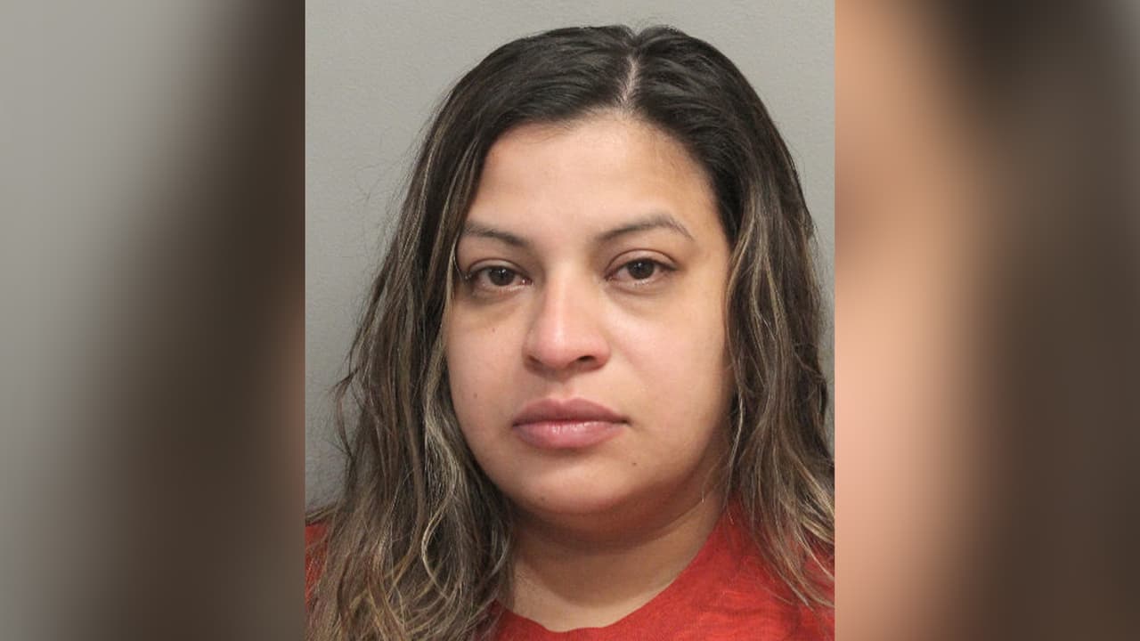 Arrestan a una mujer por conducir alcoholizada y abandonar a una menor en un estacionamiento de Houston