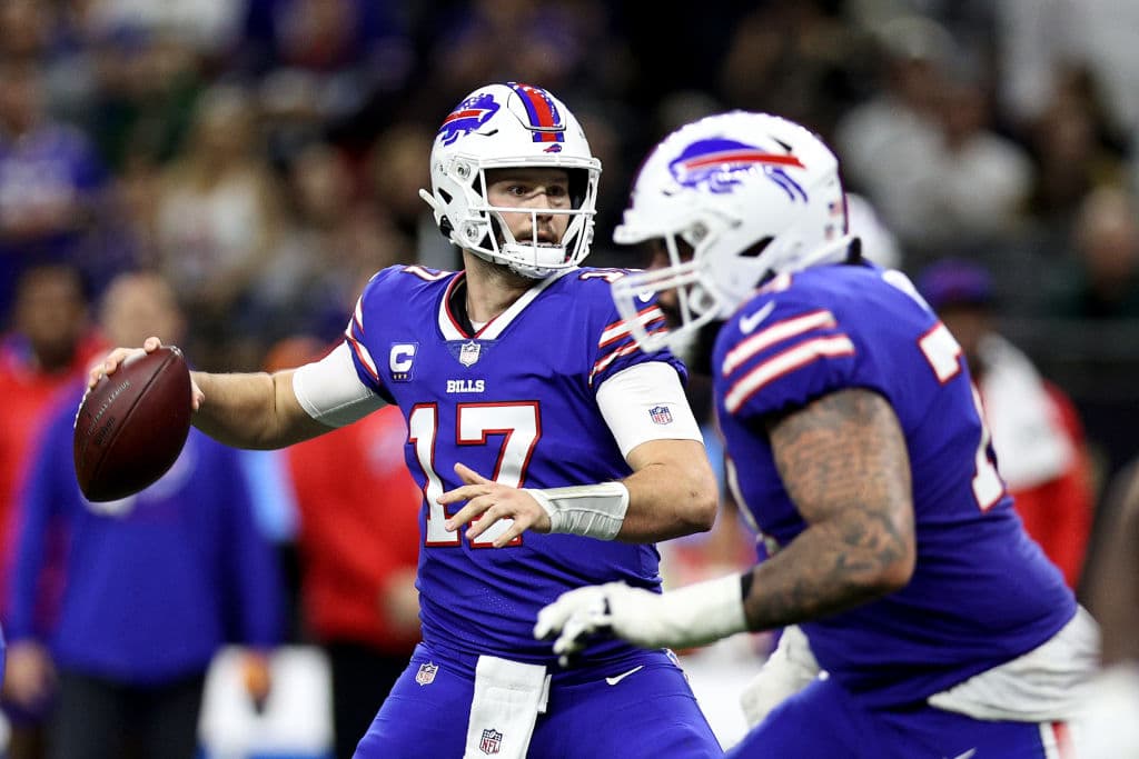 Los Chicago Bears le roben el primer triunfo a Detroit en los últimos segundos 16-14, Las Vegas Raiders sufren mucho en Dallas, pero vencen 36-33 en el overtime y Buffalo aplastó a New Orleans 31-6 en el Superdome.