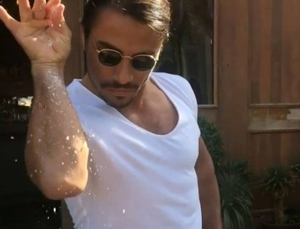 Salt Bae es ampliamente conocido por su particular forma de aplicar la sal en la carne. Su nombre real es Nusret Gökçe y a sus 35 años es uno de los chefs más reconocidos del mundo.