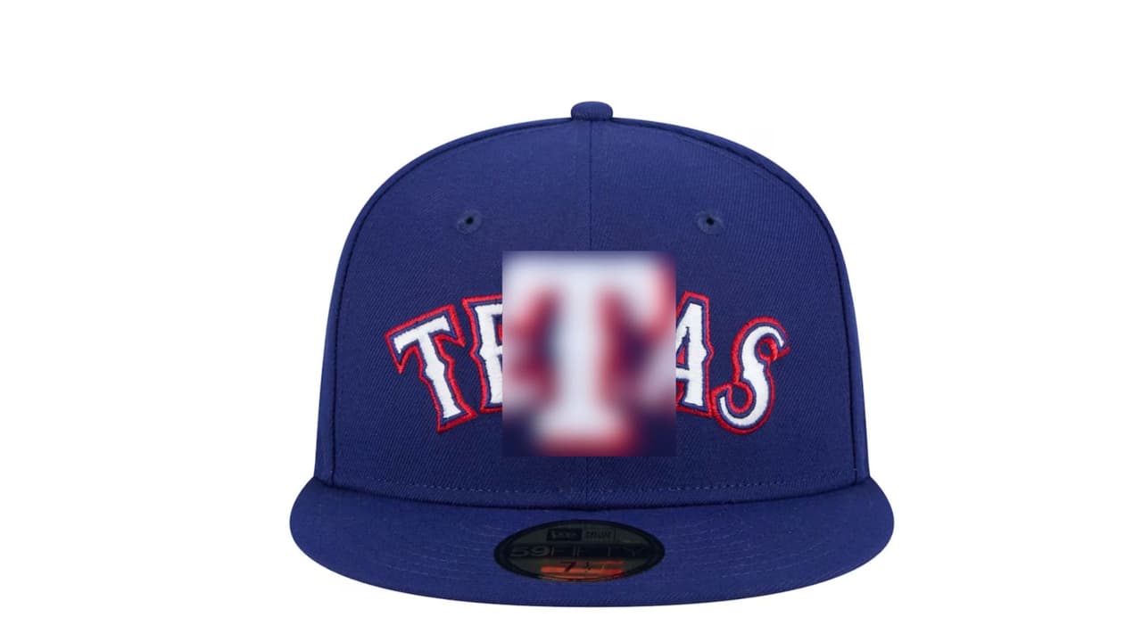 A veces,
<b>los errores de diseño se convierten en oro, y si no, que lo diga New Era con su más reciente colección de gorras MLB</b> (Grandes Ligas de Béisbol en Estados Unidos). La gorra de los Texas Rangers, parte de la línea Overlap 59FIFTY,
<b>ha causado un revuelo inesperado que ni la propia marca anticipó</b>. El problema no está en el logo ni en la calidad, sino
<b>en un curioso “desliz” en el diseño que convirtió un simple accesorio en objeto de controversia y, por supuesto, en una pieza de colección</b>. Esto se debió a que una “T” se colocó sobre la “X”,
<b>formando una palabra que llamó la atención de algunos y alarmó a otros.</b>
