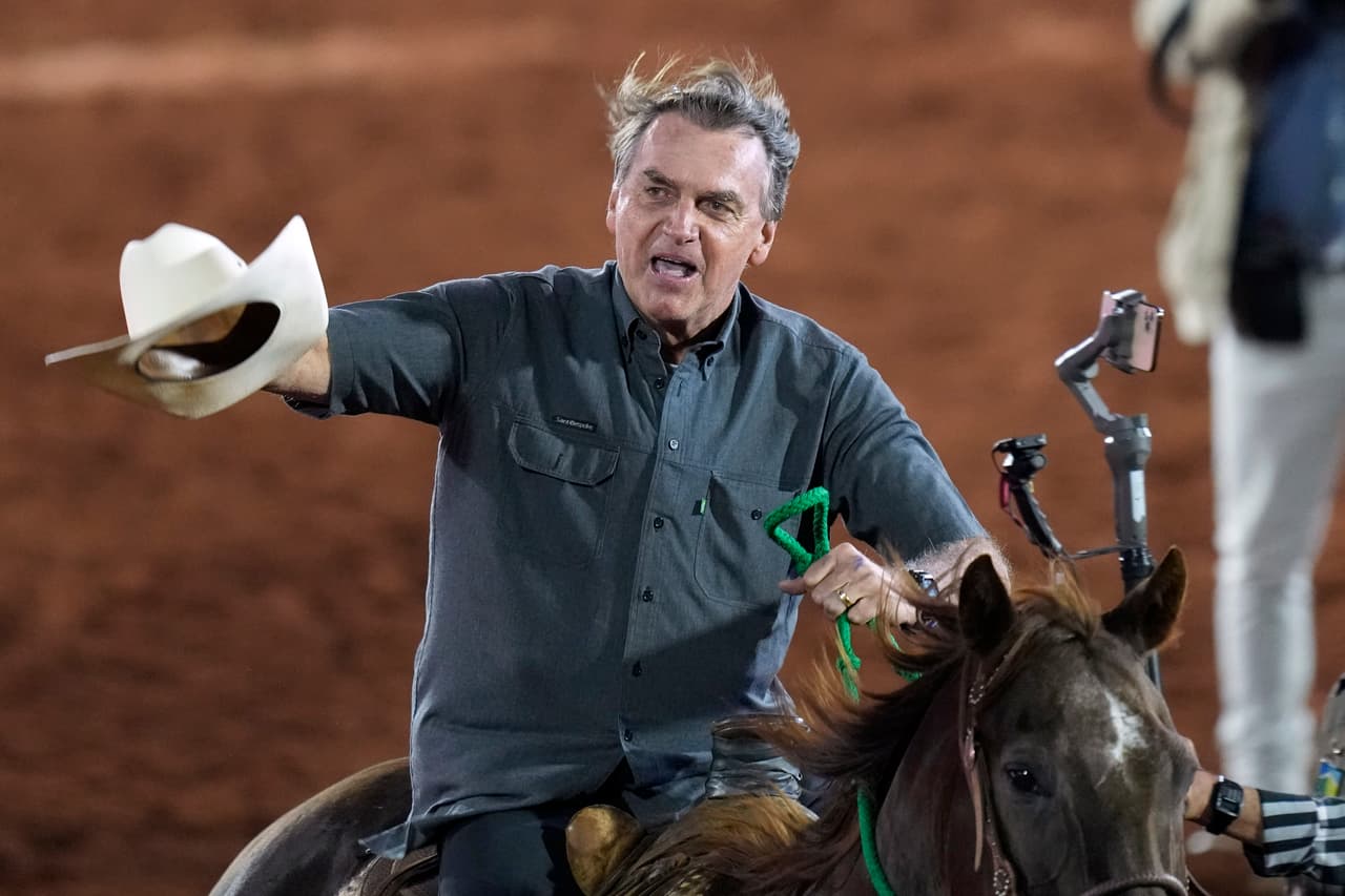 El presidente Jair Bolsonaro a caballo en un evento en Sao Paulo en agosto de 2022.