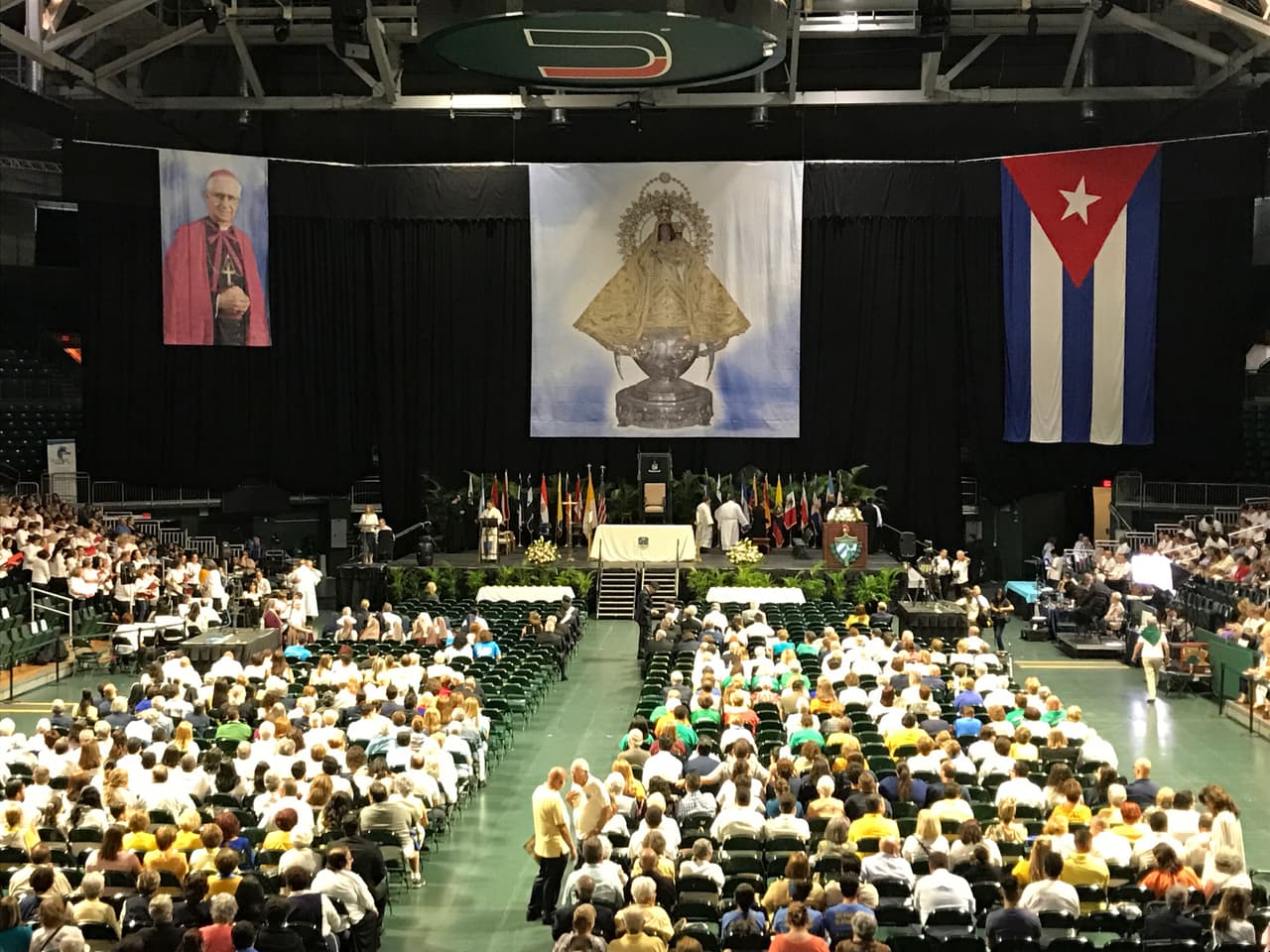 El Watsco Center de la Universidad de Miami se transforma en un templo para recibir a los cientos de fieles que acuden a la ceremonia que este año conmemora los 40 años de la designación de 
<a href="https://www.univision.com/noticias/miami-le-dio-su-ultimo-adios-a-monsenor-agustin-roman"><b>Agustín Román (1928-2012) como obispo.</b></a>