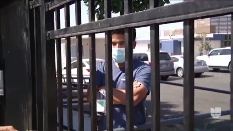 “Nos han dicho que permaneciéramos aquí por 14 días y luego nos harán los exámenes nuevamente”, 
<a href="https://www.univision.com/shows/noticiero-univision/decenas-de-trabajadores-del-campo-temporales-en-oxnard-california-han-resultado-contagiados-con-coronavirus-video">dijo Adolfo Guzmán</a> de 26 años, originario de Oaxaca, México, uno de los infectados.