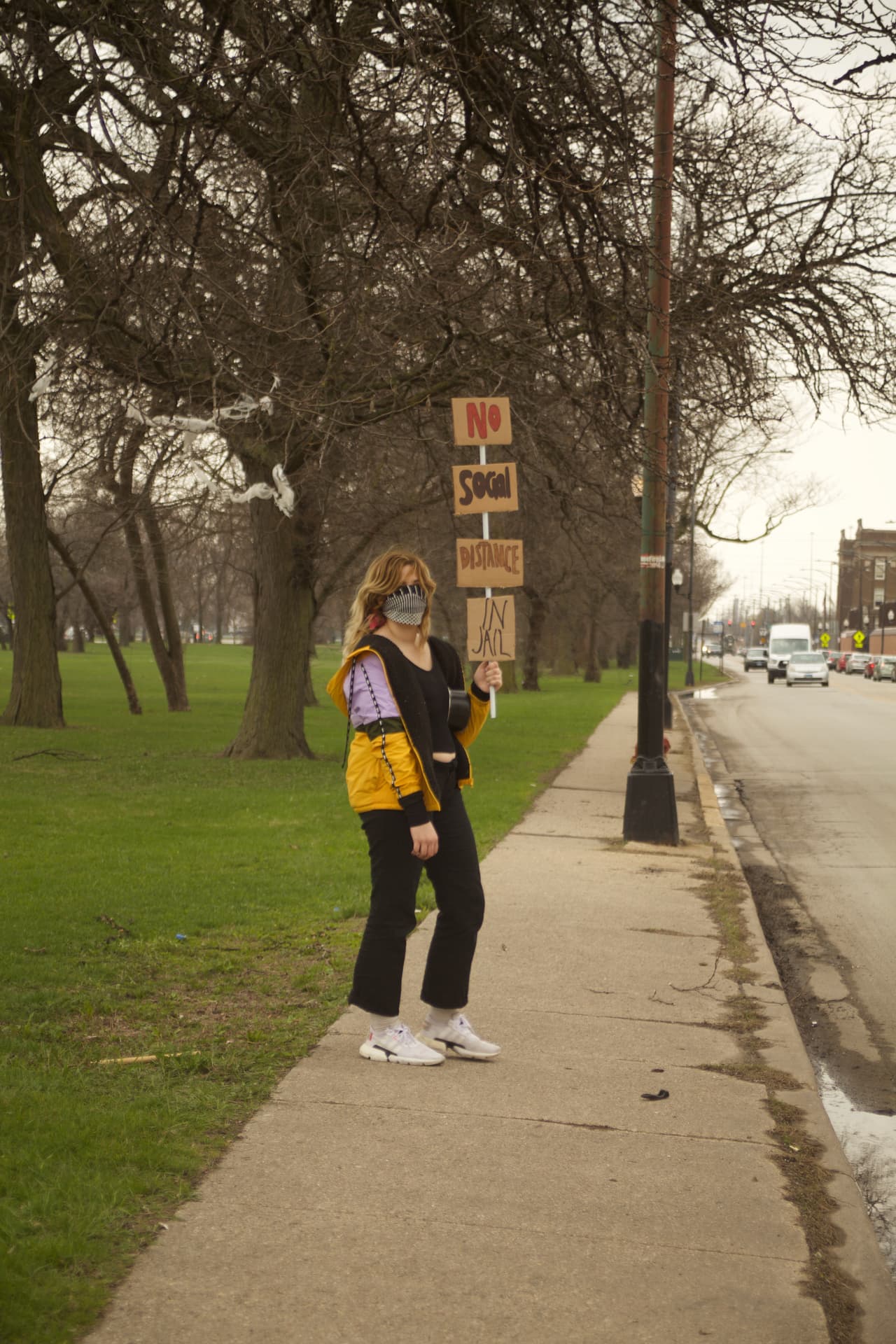 La respuesta a la panemdia dentro de estas instalaciones ha sido el encierro y el aislamiento. Los defensores dicen que estas medidas castigan a las personas que están dentro por una crisis que es imposible evitar, mientras que no hacen nada para proporcionar pruebas, atención médica y suministros sanitarios que realmente podrían detener el contagio.
