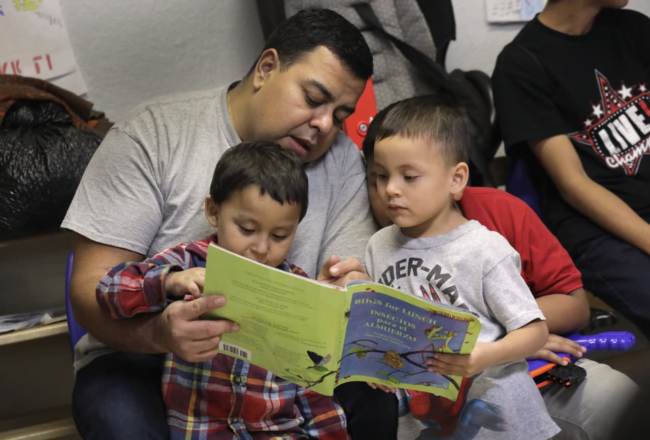 <b>Carga pública</b>
<br>Una tercera orden ejecutiva tenía como objetivo mejorar la experiencia de los inmigrantes que viven en Estados Unidos, eliminando “las fuentes de miedo y otras barreras que impiden que los inmigrantes accedan a los servicios gubernamentales disponibles para ellos” y fomentando caminos hacia la ciudadanía.
<br>
<br>En particular, esta orden creó un plan para revisar una regulación creada bajo la administración Trump conocida como "carga pública". Esa regla decía que algunos inmigrantes que accedieran a beneficios públicos, como alimentos o asistencia en efectivo, serían considerados "inadmisibles" para una tarjeta verde en el futuro.
<br>