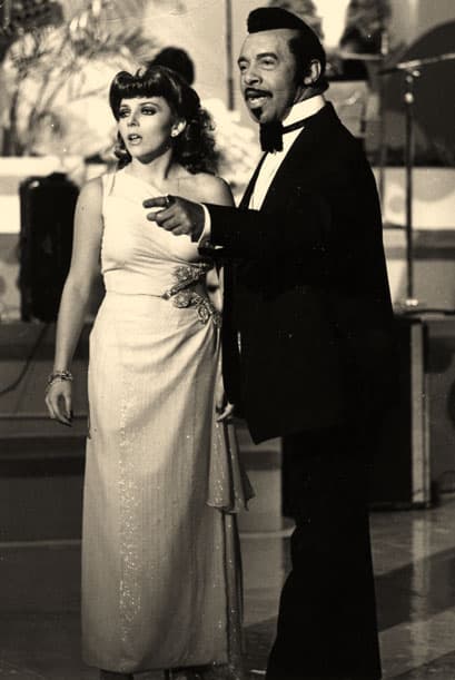 Y como cantante no se ha quedado atrás. La mayoría de las telenovelas en las que aparece tienen temas interpretados por ella. En esta imagen Verónica promocionaba su disco "Aprendí a llorar" con Dámaso Pérez Prado, "El Rey del Mambo", en 1979.