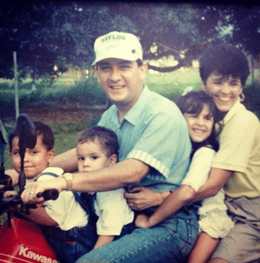 A través de sus redes sociales, ella ha compartido los alegres momentos que vivió en su infancia.