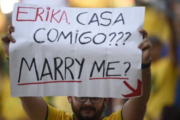 Erika cásate conmigo, se lee en un mensaje del público en el arena Itaquerao en pleno día de San Valentín.