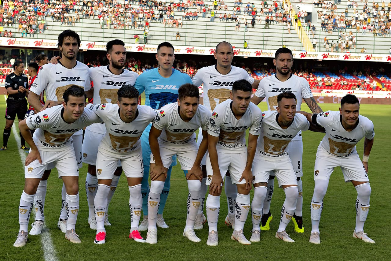 Los jugadores de Pumas UNAM posan antes del inicio del partido por la jornada 1 de la Liga MX Apertura 2018.
