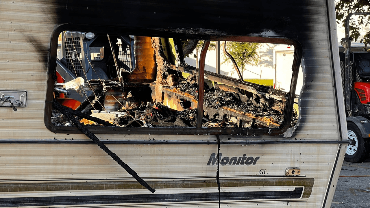 Al hombre lo llevaron a una clínica cerca de donde ocurrió el incendio, en el estacionamiento de un Home Depot.