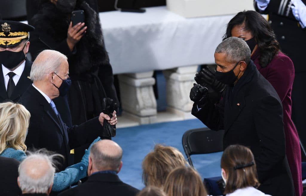 En la ceremonio inaugural estuvieron presentes varios expresidentes, como Barack Obama, que felicitó a Joe Biden por su victoria.