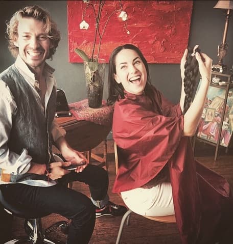 ¡Detallazo! Bárbara Mori le dijo adiós a su larga y bella cabellera para poder donarla y así ayudar al movimiento "Do The Shake" que ayuda a las personas de bajos recursos que padecen cáncer. ¿Te animas a seguir su gran ejemplo?