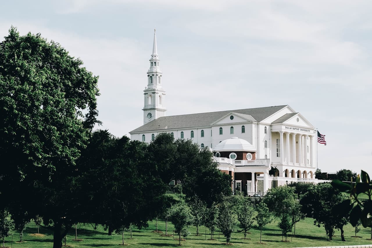 Evacuan plantel universitario Dallas Baptist por amenaza