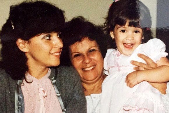 Maity dejó su amada Honduras para seguir a su corazón y sus sueños, y obtuvo la recompensa. Aquí tres generaciones juntas. Maity con su mamá y su abuelita.