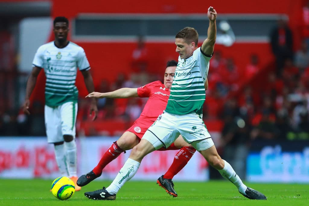 Y a pesar de las intentonas del Toluca, ya Julio Furch empezaba a dar muestras de peligro para la causa de los santistas pues los visitantes aprovechaban sus ocasiones al contragolpe.