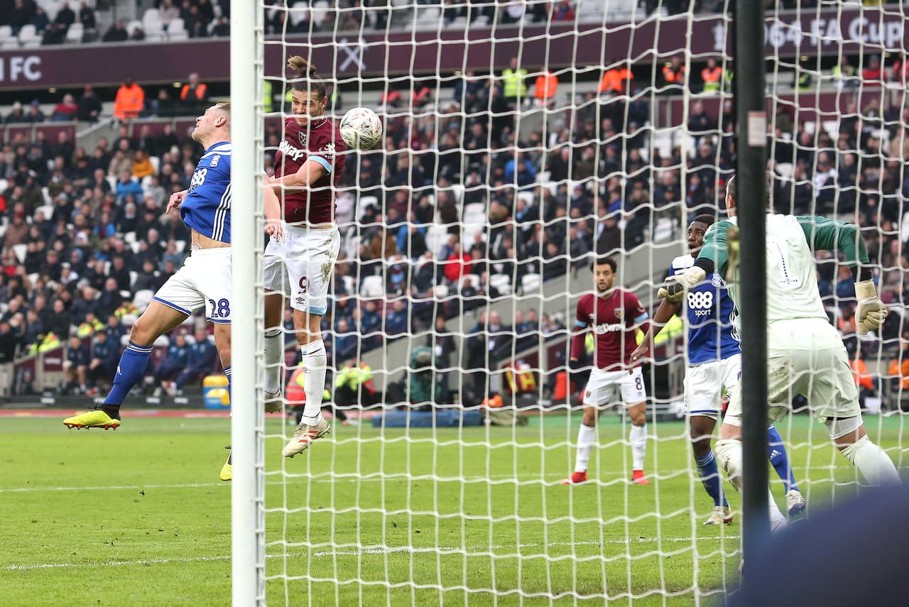 Fue un gran centro de Michail Antonio para que el delantero definiera al piso y celebrara de esta manera su primer tanto de la temporada.