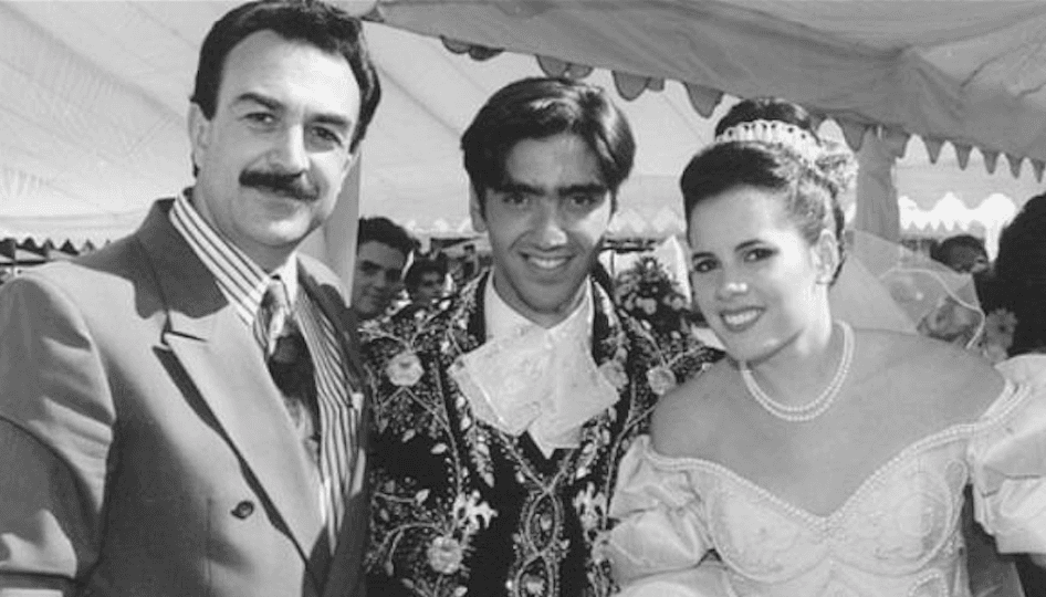 Alejandro Fernández se casó muy joven con América Guinart a principios de los 90, de ese matrimonio nacieron sus tres hijos, sin embargo la relación no prosperó y en 1998 se divorciaron.